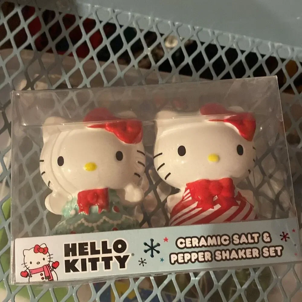 BNWT HELLO KITTY Candy Cane Christmas Tree Dress Ceramic Salt and Pepper Shakers